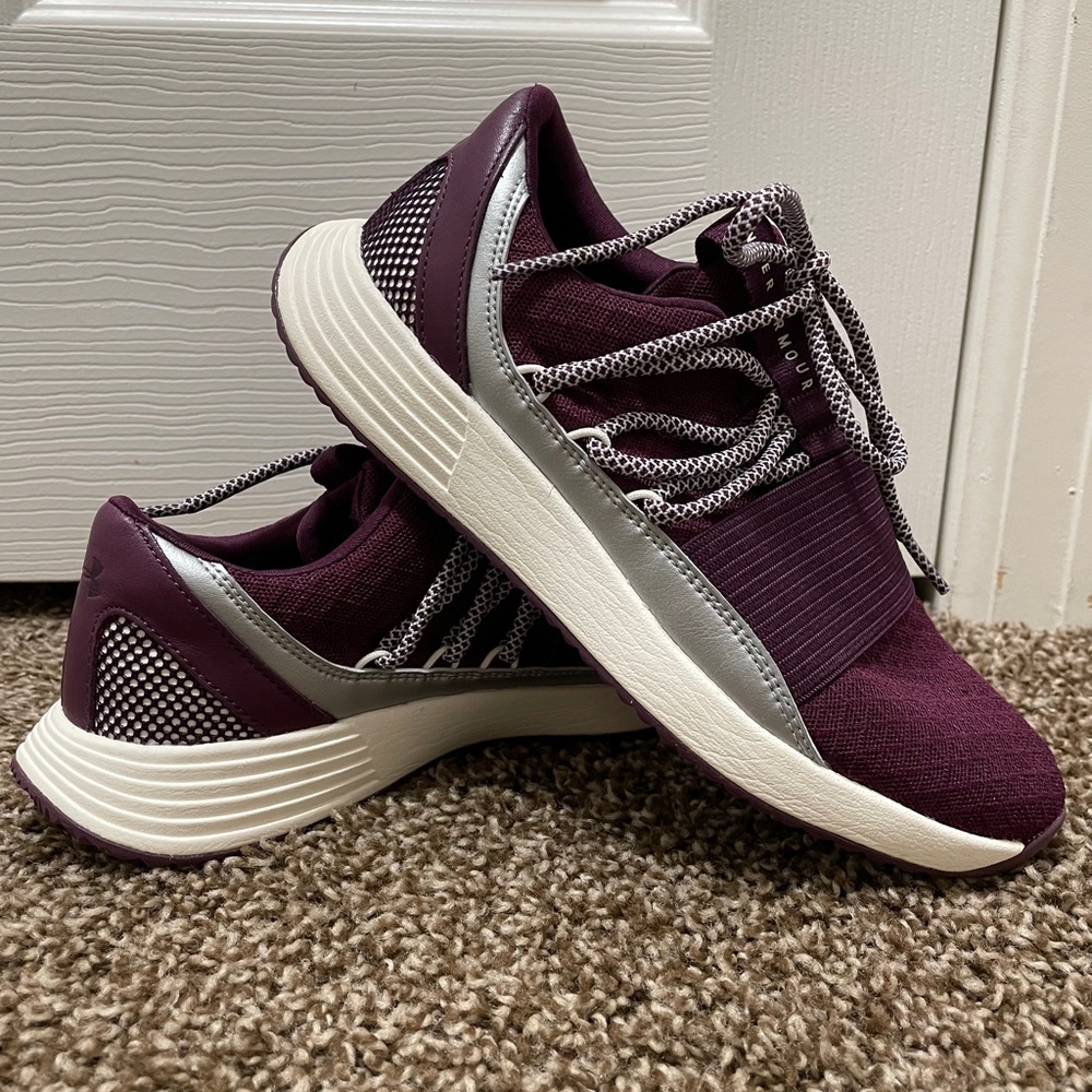Under armour woman’s shoe. Size 6.5